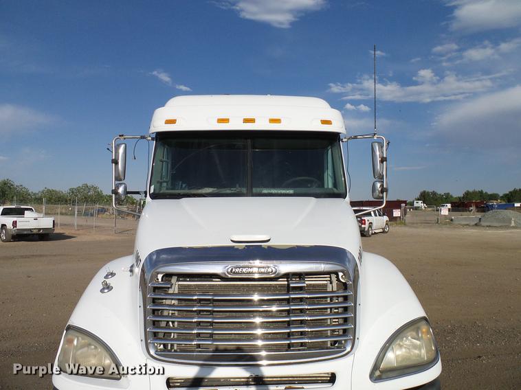 image for item DD8290 2004 Freightliner Columbia semi truck