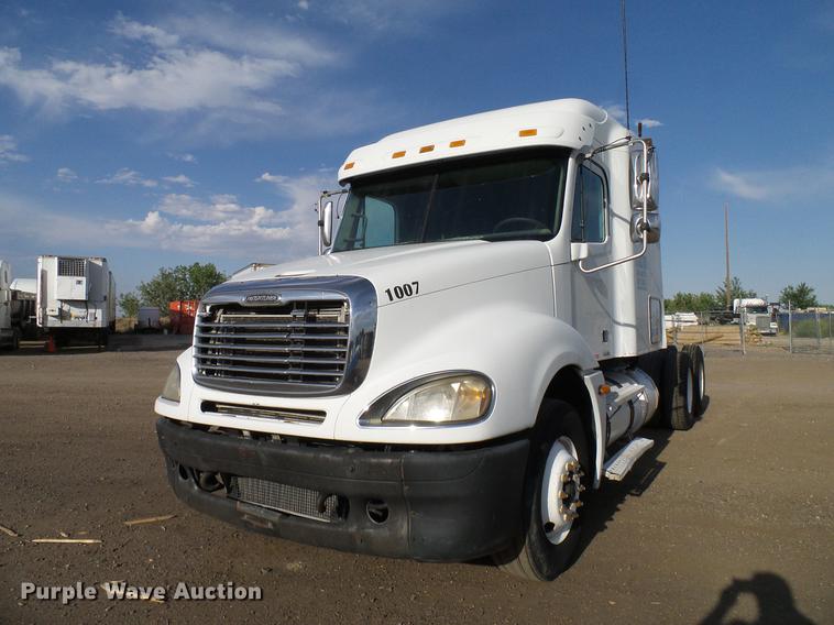 image for item DD8290 2004 Freightliner Columbia semi truck