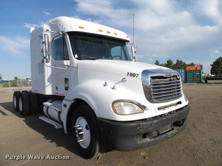 image for item DD8290 2004 Freightliner Columbia semi truck