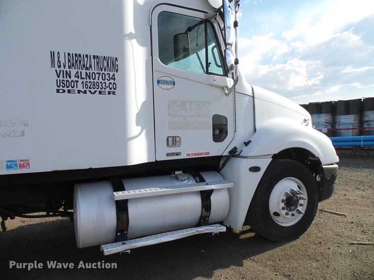 image for item DD8290 2004 Freightliner Columbia semi truck