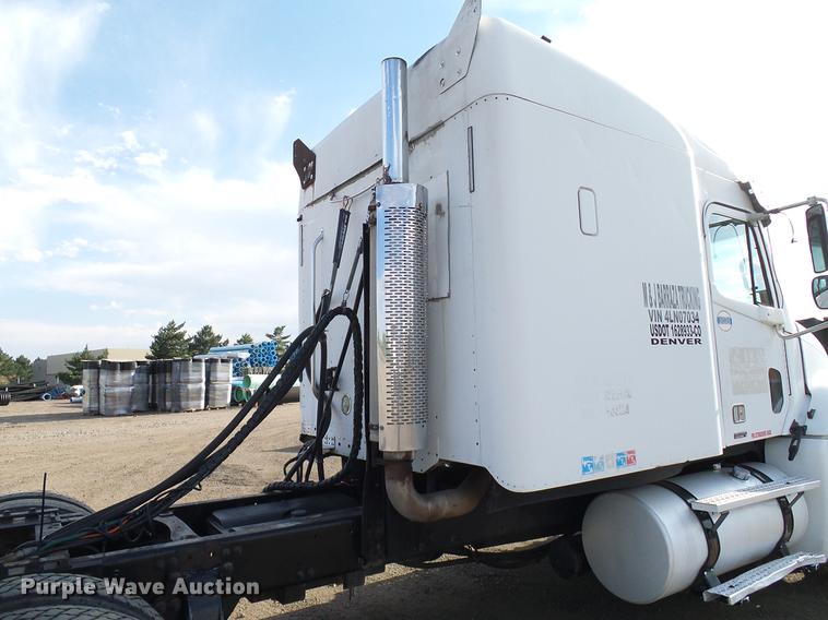 image for item DD8290 2004 Freightliner Columbia semi truck