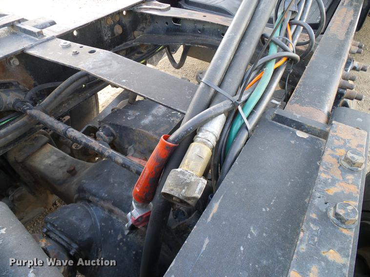 image for item DD8290 2004 Freightliner Columbia semi truck