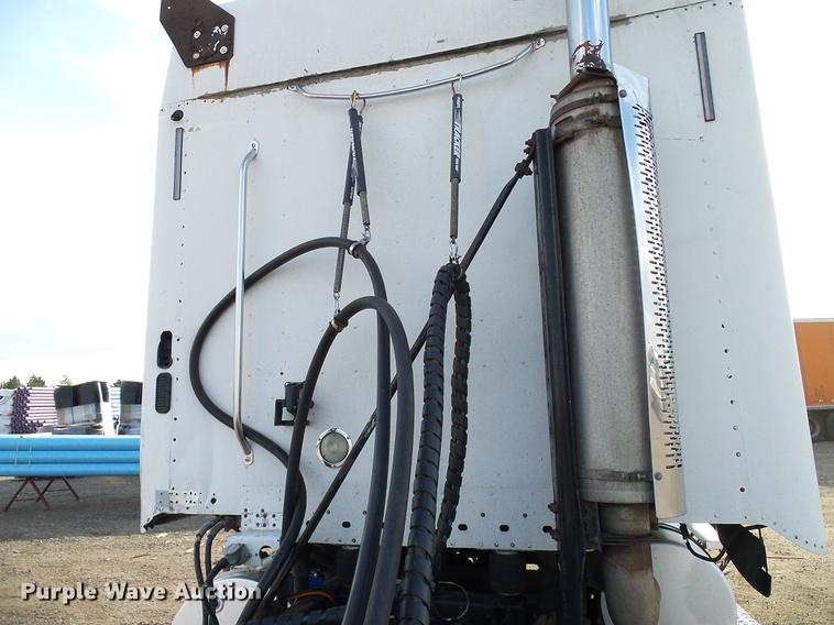 image for item DD8290 2004 Freightliner Columbia semi truck