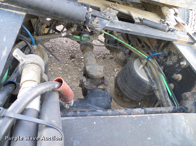 image for item DD8290 2004 Freightliner Columbia semi truck