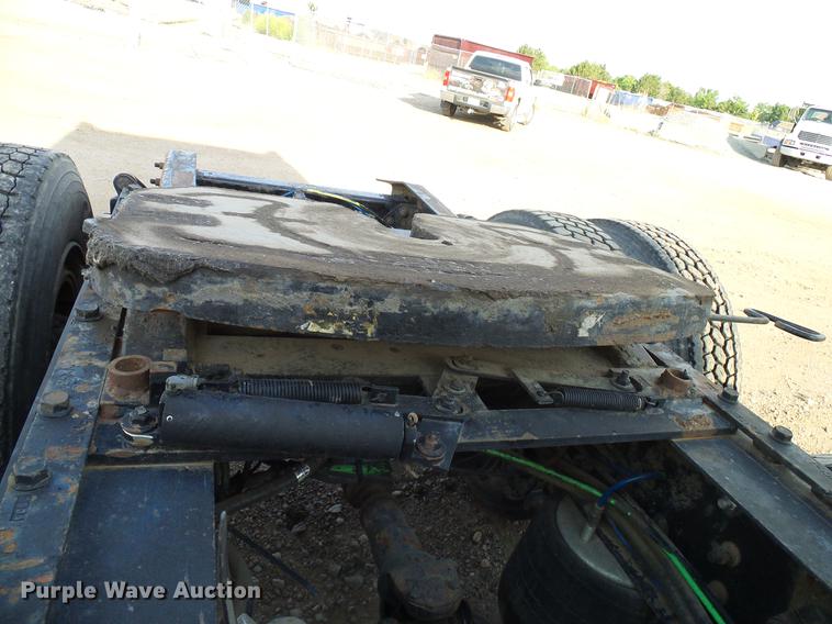 image for item DD8290 2004 Freightliner Columbia semi truck