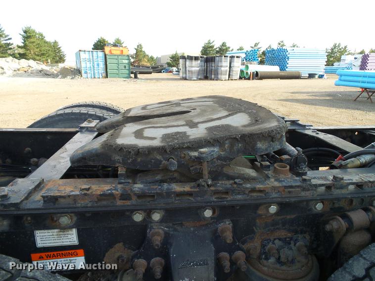 image for item DD8290 2004 Freightliner Columbia semi truck