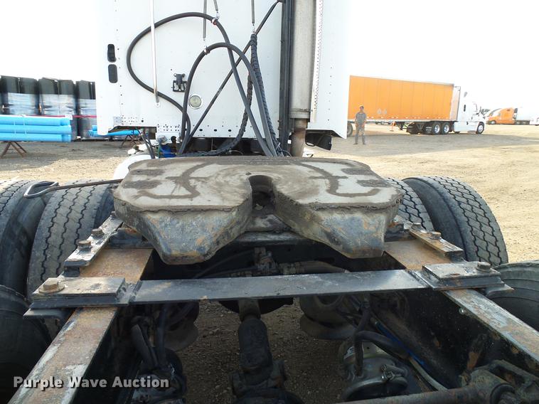 image for item DD8290 2004 Freightliner Columbia semi truck