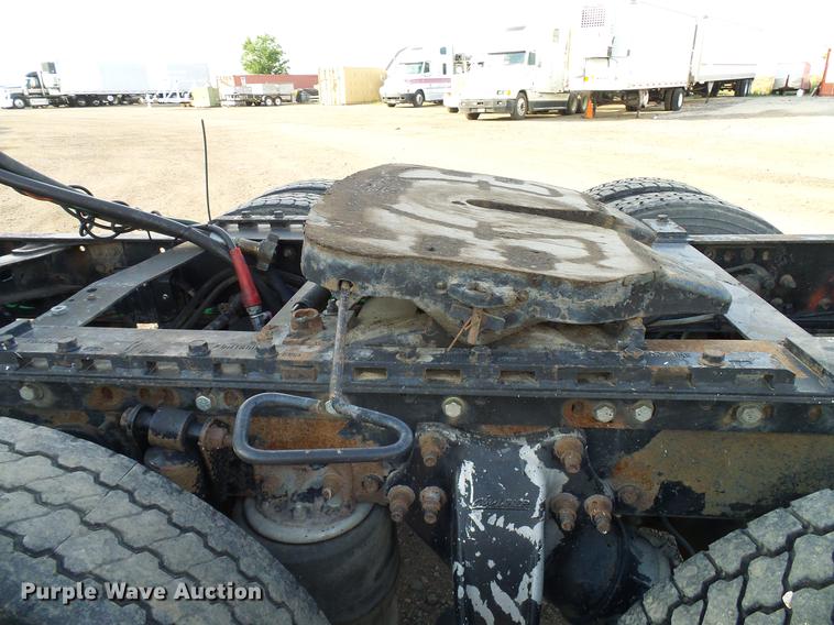 image for item DD8290 2004 Freightliner Columbia semi truck