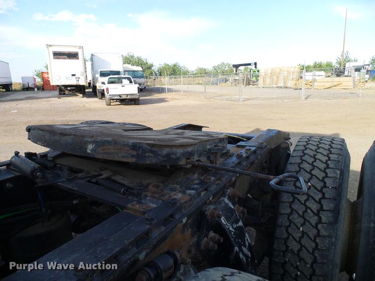 image for item DD8290 2004 Freightliner Columbia semi truck