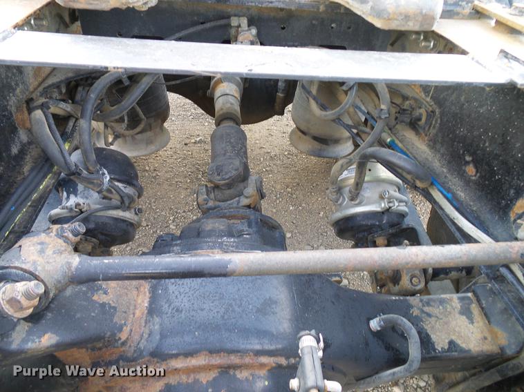 image for item DD8290 2004 Freightliner Columbia semi truck