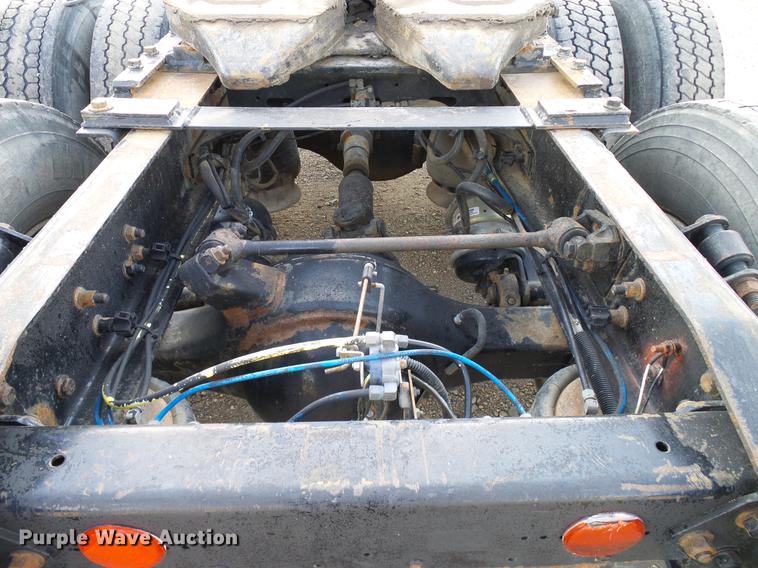 image for item DD8290 2004 Freightliner Columbia semi truck