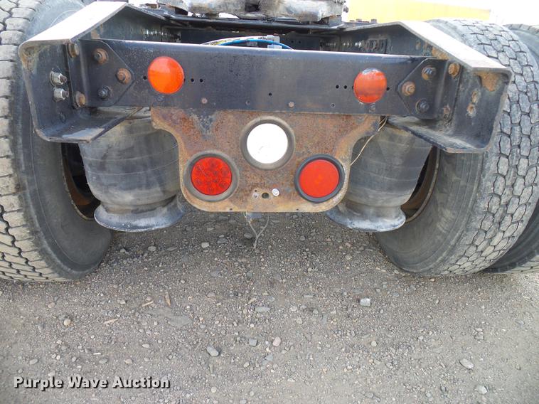 image for item DD8290 2004 Freightliner Columbia semi truck