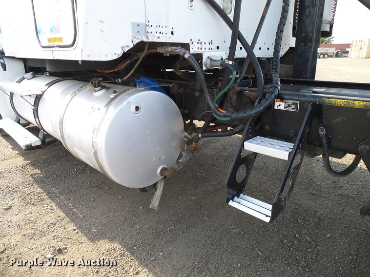 image for item DD8290 2004 Freightliner Columbia semi truck