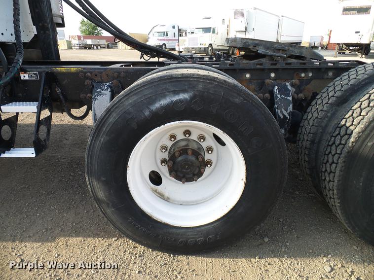 image for item DD8290 2004 Freightliner Columbia semi truck