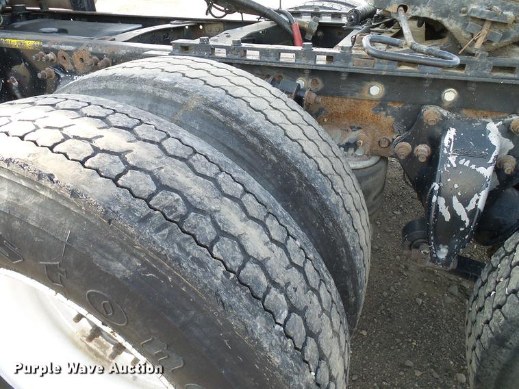 image for item DD8290 2004 Freightliner Columbia semi truck