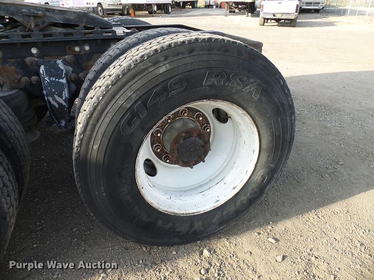 image for item DD8290 2004 Freightliner Columbia semi truck