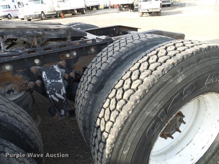 image for item DD8290 2004 Freightliner Columbia semi truck