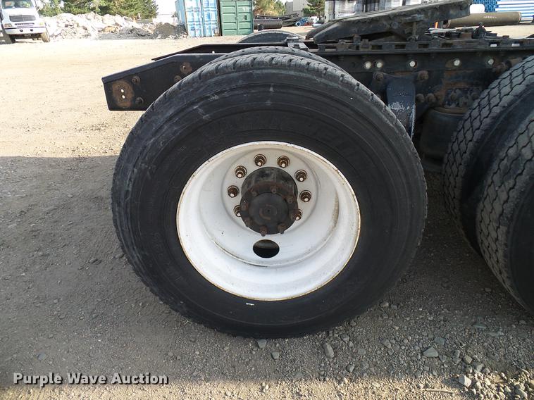 image for item DD8290 2004 Freightliner Columbia semi truck