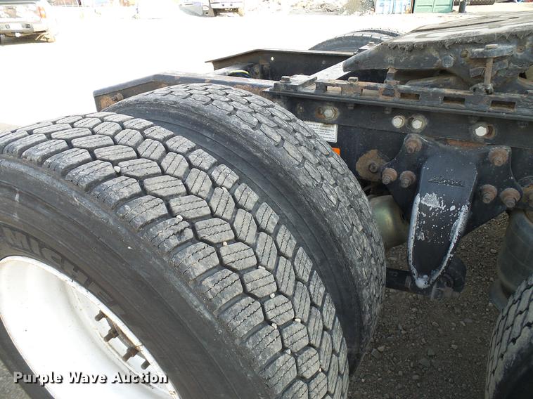 image for item DD8290 2004 Freightliner Columbia semi truck