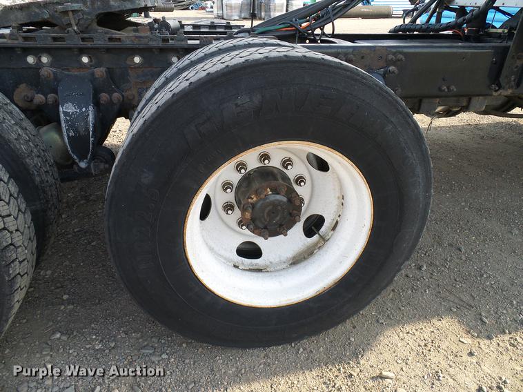 image for item DD8290 2004 Freightliner Columbia semi truck