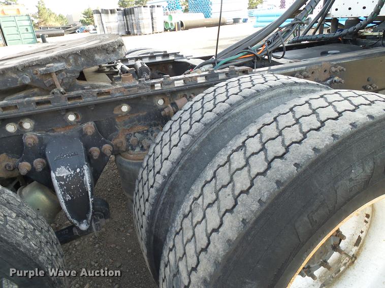 image for item DD8290 2004 Freightliner Columbia semi truck