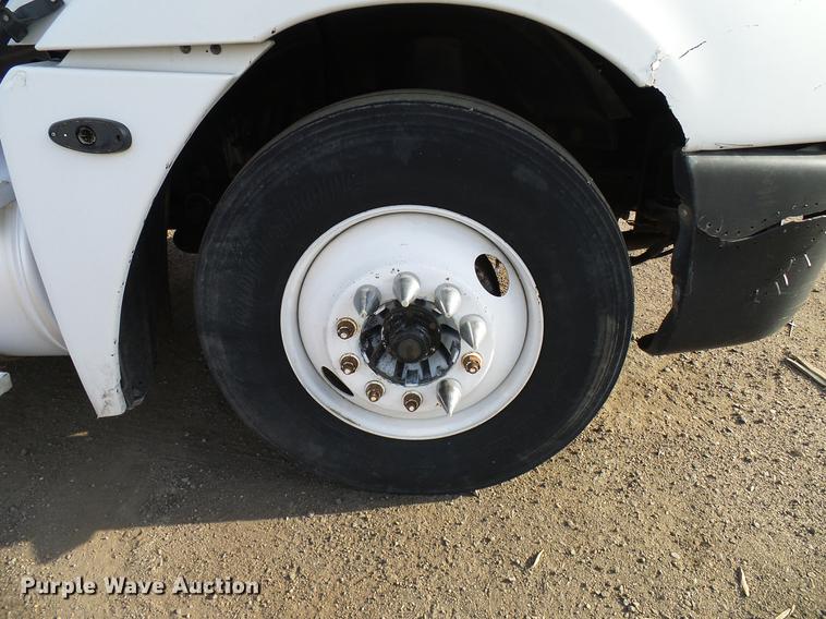 image for item DD8290 2004 Freightliner Columbia semi truck