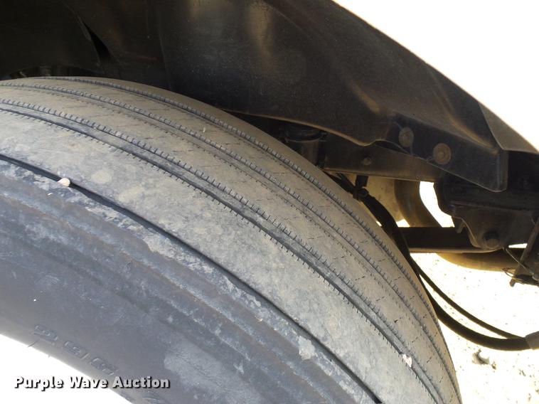 image for item DD8290 2004 Freightliner Columbia semi truck