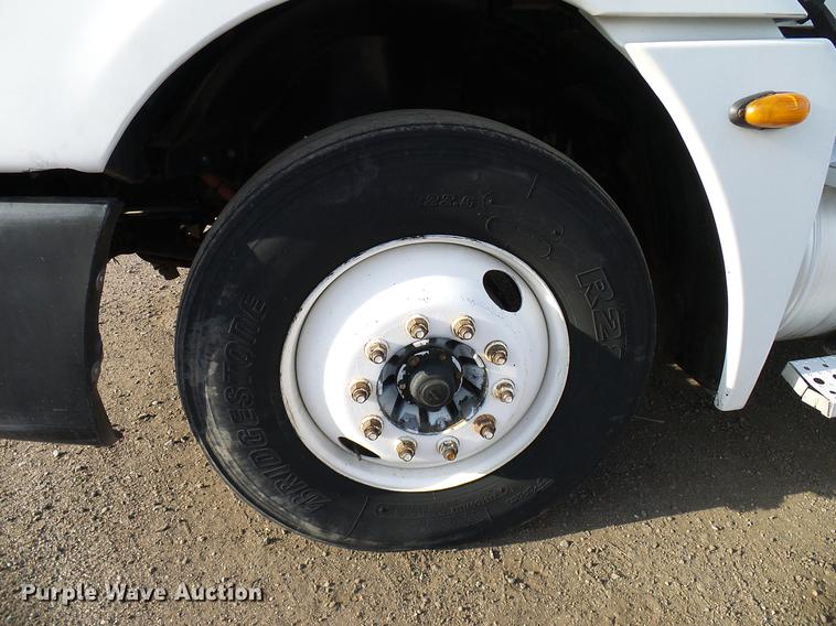 image for item DD8290 2004 Freightliner Columbia semi truck