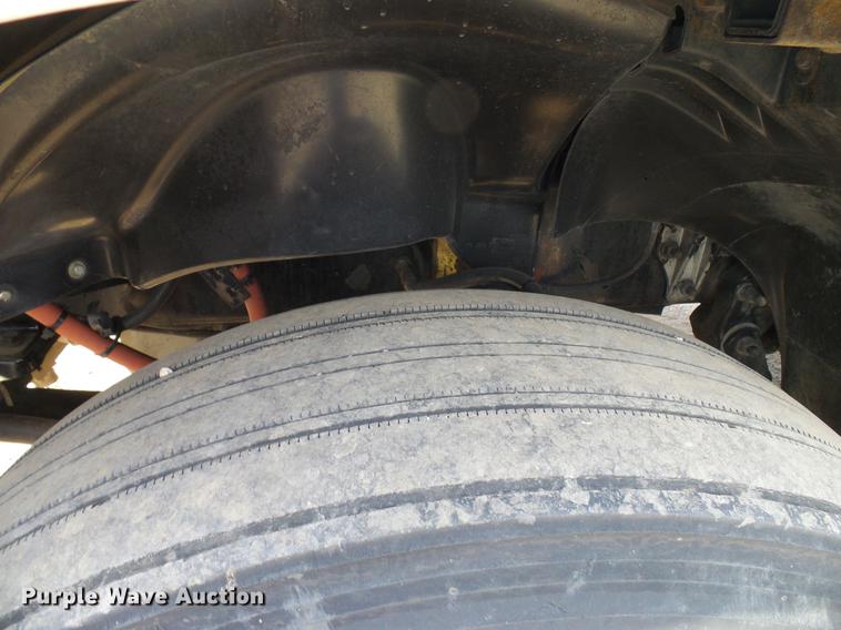 image for item DD8290 2004 Freightliner Columbia semi truck