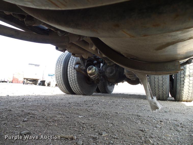 image for item DD8290 2004 Freightliner Columbia semi truck