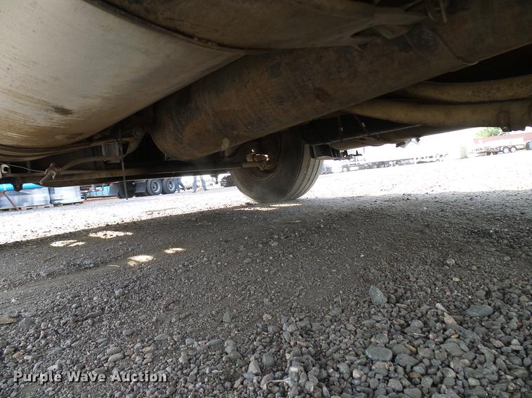 image for item DD8290 2004 Freightliner Columbia semi truck