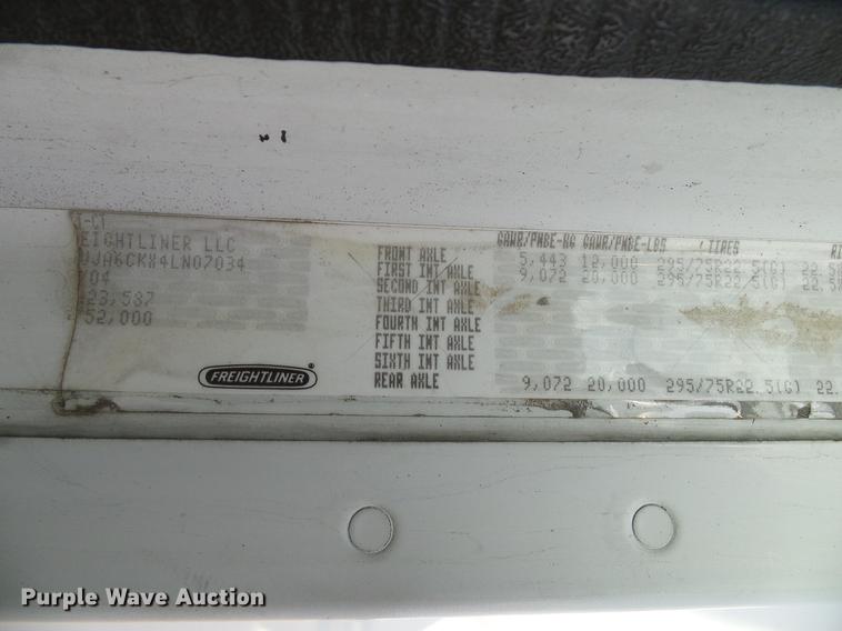 image for item DD8290 2004 Freightliner Columbia semi truck