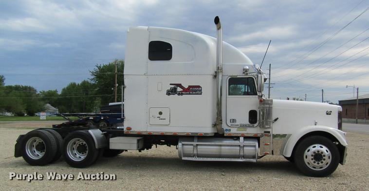 image for item DD8432 2001 Freightliner 48RR94MY semi truck