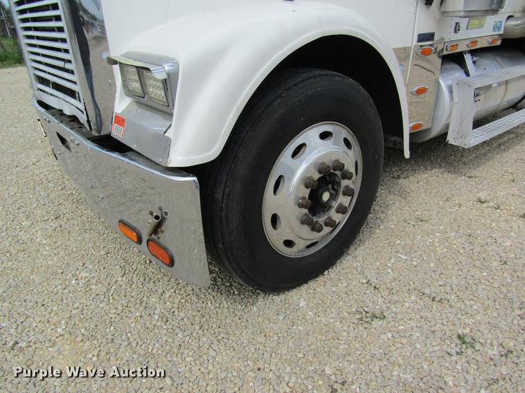 image for item DD8432 2001 Freightliner 48RR94MY semi truck