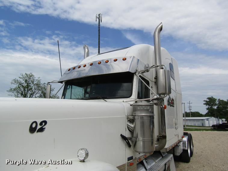 image for item DD8432 2001 Freightliner 48RR94MY semi truck