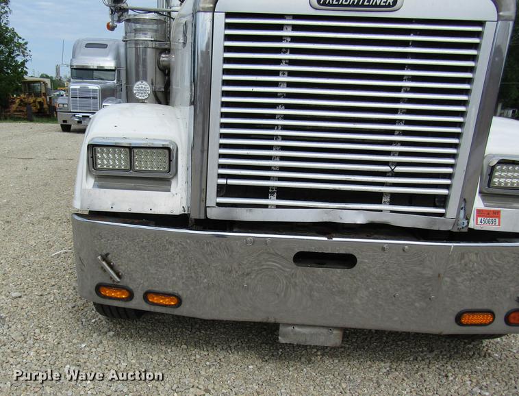 image for item DD8432 2001 Freightliner 48RR94MY semi truck