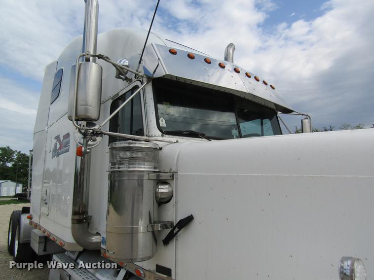 image for item DD8432 2001 Freightliner 48RR94MY semi truck