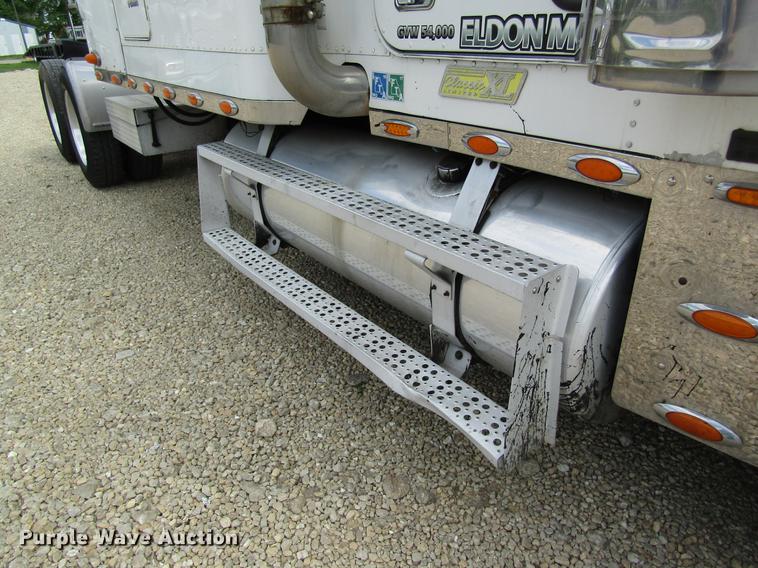 image for item DD8432 2001 Freightliner 48RR94MY semi truck