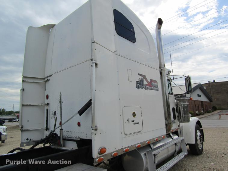 image for item DD8432 2001 Freightliner 48RR94MY semi truck