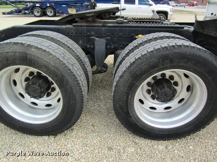 image for item DD8432 2001 Freightliner 48RR94MY semi truck