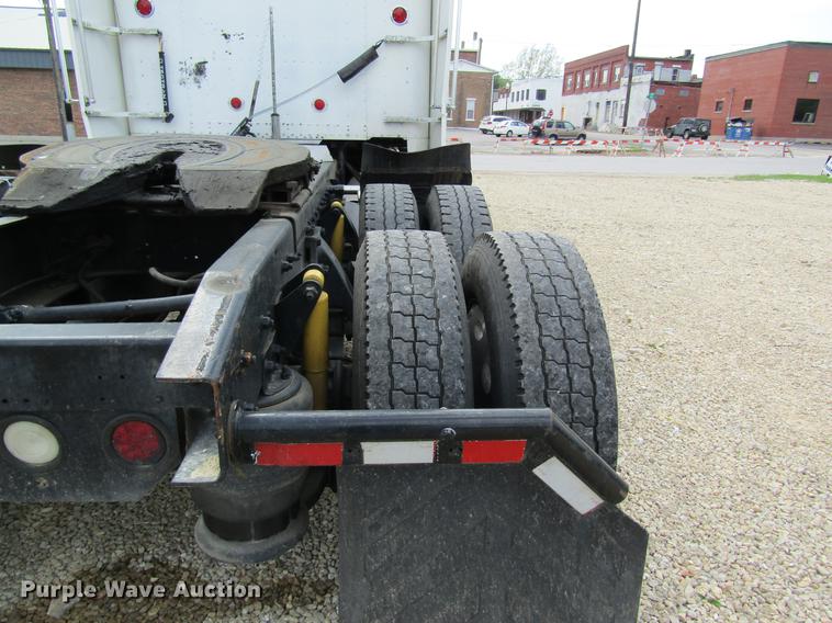 image for item DD8432 2001 Freightliner 48RR94MY semi truck