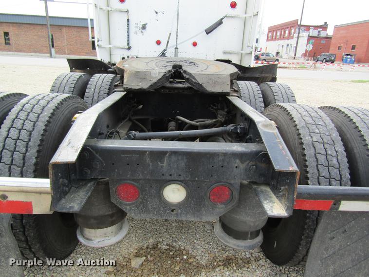 image for item DD8432 2001 Freightliner 48RR94MY semi truck