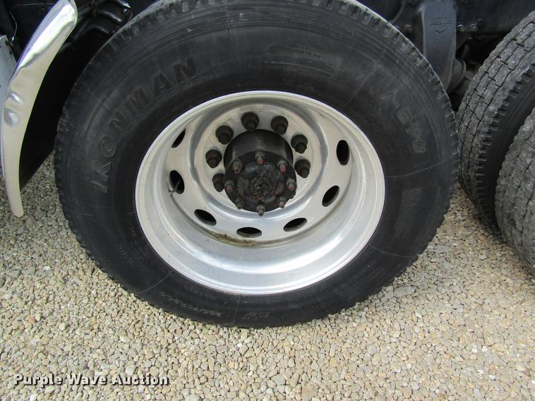 image for item DD8432 2001 Freightliner 48RR94MY semi truck