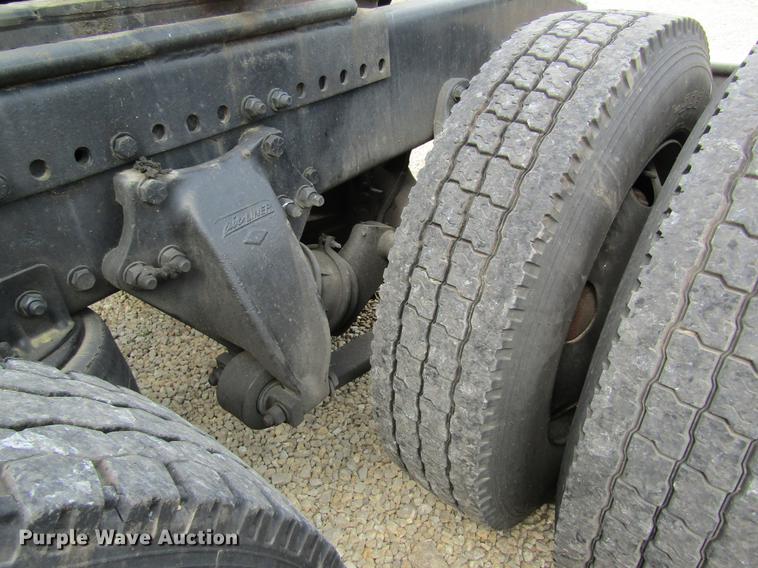 image for item DD8432 2001 Freightliner 48RR94MY semi truck