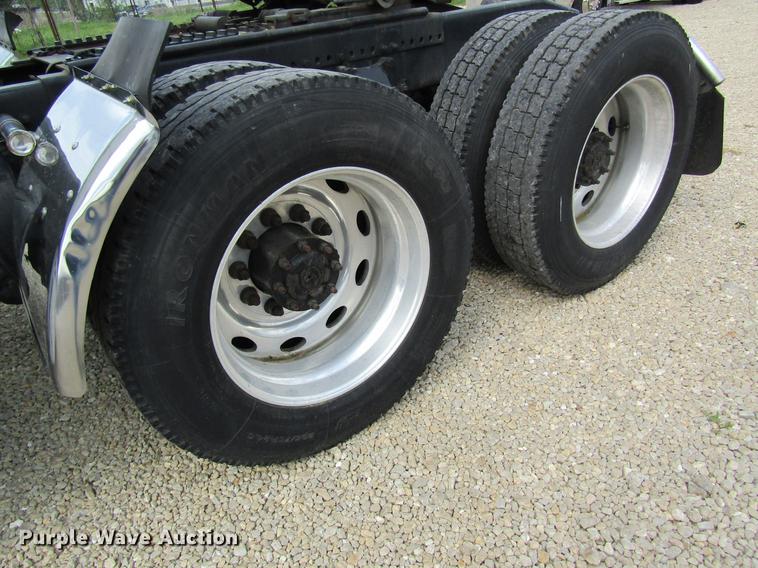 image for item DD8432 2001 Freightliner 48RR94MY semi truck