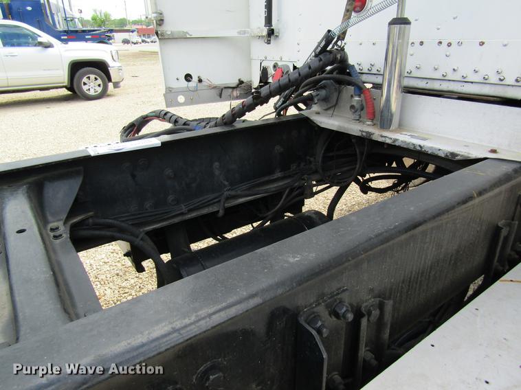 image for item DD8432 2001 Freightliner 48RR94MY semi truck