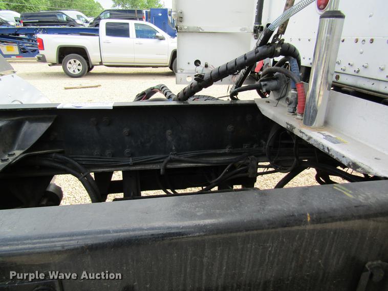 image for item DD8432 2001 Freightliner 48RR94MY semi truck