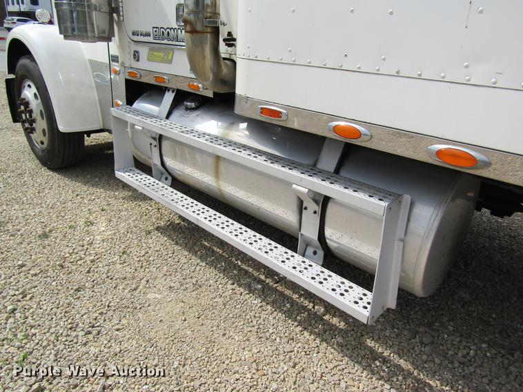 image for item DD8432 2001 Freightliner 48RR94MY semi truck