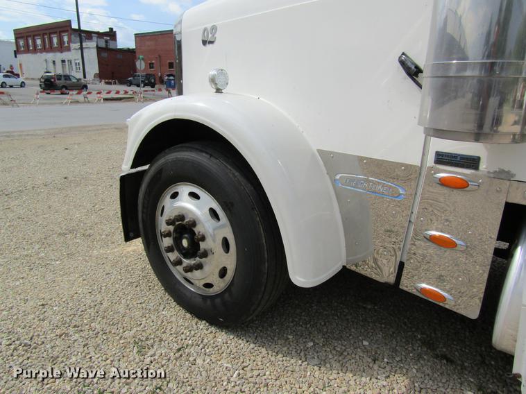 image for item DD8432 2001 Freightliner 48RR94MY semi truck