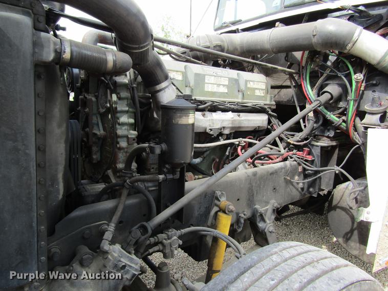 image for item DD8432 2001 Freightliner 48RR94MY semi truck